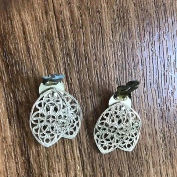 Vintage Style Clip On Earrings Silver Tone Filigree Faux Pearl Dangle - Picture 6 of 6